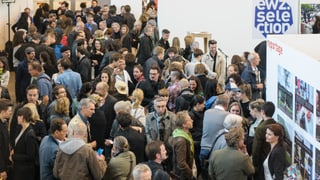 Ins vesa bleras persunas a la exposiziun da Fotografias dal premi Swiss Foto Award en la Photobastei a Turich.. 