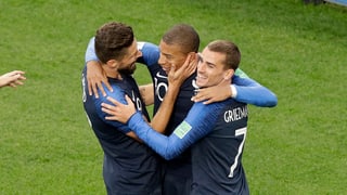 Il Franzos Kylian Mbappe sa legra suenter avair sajettà il gol cun ses collegas da l'equipa. Il Franzos Kylian Mbappe sa legra suenter avair sajettà il gol cun ses collegas da l'equipa.