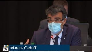 Marcus Caduff durant la sessiun a Tavau. Marcus Caduff durant la sessiun a Tavau.