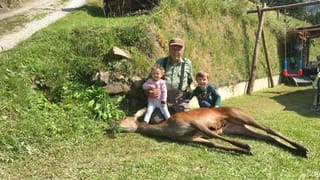 Hans Cadetg cun dus da ses 4 biadis e la preda sajettada sin il Cuolm Selvadi.