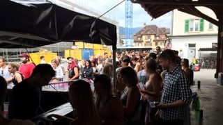 Da mezdi eran pliras tschient persunas a la staziun da Glion per midar bindel ed ir a l'open air. 