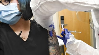Persuna che vegn vaccinada.