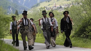Sigi de Grappa amez e ils mastergnants en viadi vers Ramosch (davos).