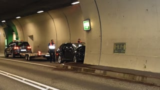 Auto cupitgà cunter il mir dal tunnel. 