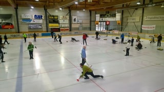 Ils participants dal turnier che dattan curling en la halla da glatsch "Gurlaina".