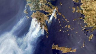Ils incendis sin l'insla Euböa han gia devastà radund 20 km2 guaud. Ins vesa l'insla da surengiu. En plirs lieus ves'ins fieu e fim.