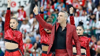 il star da pop, Robbie Williams, chanta en il stadion da ballape