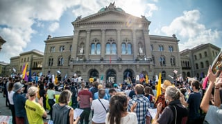 Activists dal clima sin la Plazza federala a Berna.