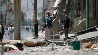 En il Jemen datti dapi mais cumbats tranter rebels schiits e truppas regularas dal president sunnit Hadi. 