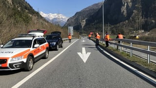 Controlla da polizia sin l’autostrada cun sis policists en acziun e dus autos mess ora a l’ur da la via.