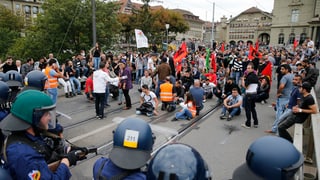 Curds ch’èn vi da protestar suenter ch’igl ha dà cravals cun Tircs naziunalists. 