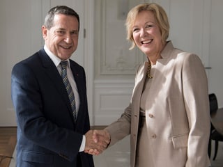 Ulrich Gygi, il president dal cussegl adminstrativ partent, gratulescha a sia successura.