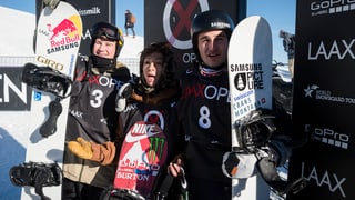 Ils snowboarders (da san.) David Hablützel, Ayumu Hirano e Patrick Burgener al Laax Open