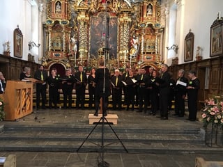 Il chor mischedau da Sevgein durant la producziun en baselgia parochiala.