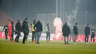Maletg simbolic. Fieu artifizial ch'è vegnì bittà sin la plazza da ballape.