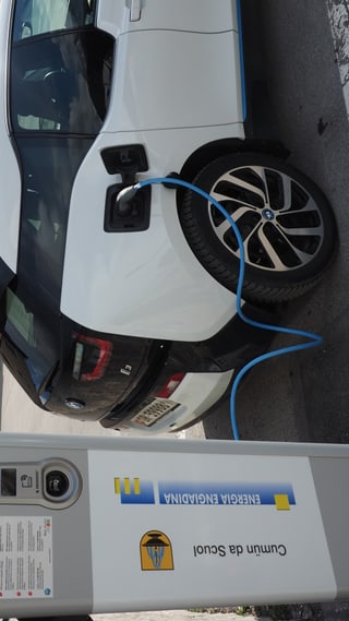 Ina staziun per chargiar autos da l'Energia Engiadina.