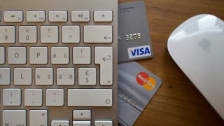 Tastatura da computer, mieur e duas cartas da credit sin ina maisa.
