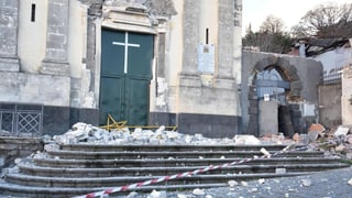 INa baselgia cun donns suenter il terratrembel.