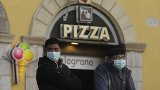Duas persunas cun ina protecziun cunter il coronavirus.
