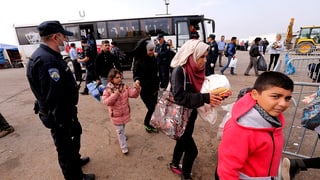 fugitivs en la Croazia, in policist observa, davos spetga in bus