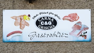 Il logo da la fatschenta Carna Grischa cun fotografias da differenta charn e liongias. 
