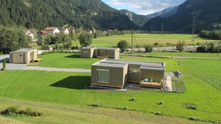 ils emprims chalets èn gia vegnids installads a Rona.