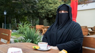Ina dunna araba che ha cuvrì sia fatscha