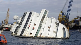 Il bastiment Costa Concordia in onn suenter ch’el è sa disgrazià en la Mar Mediterrana.