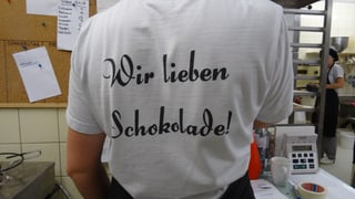 Slogan «Wir lieben Schokolade» sin in t-shirt