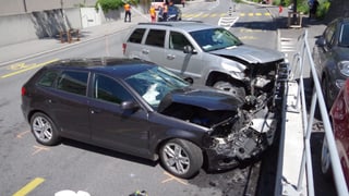 Dus autos èn seglids en in mir e donnegiads davontiers.