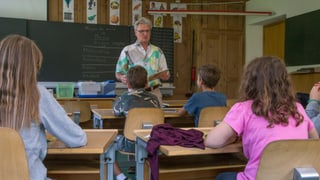 Il scolast davant che instruescha ina gruppa d’uffants. 