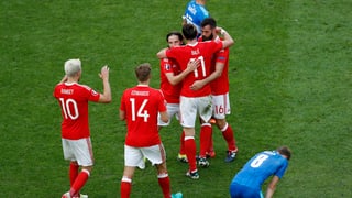 Ils giugaders da Wales giubileschan. 