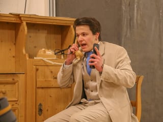 Morti giugads da Denis Marmy al telefon. 