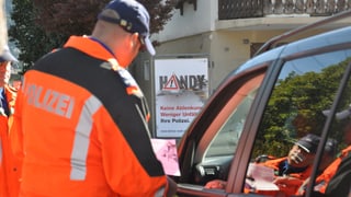 in polizist durant la controlla da in automobilist.
