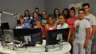 Scolaras e scolars visitan RTR