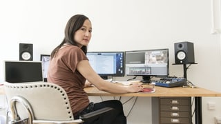 La reschissura Aya Domenig avant il computer da tagl.
