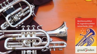 Dus cornets sin ina maisa cumbinà cun il logo da la festa da musica.