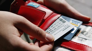ina bursa cun cartas da credit