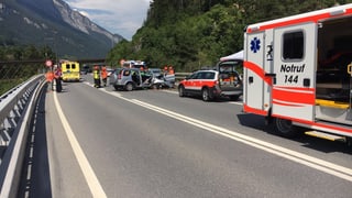L'accident sin la via cun ambulanzas e da dalunsch ils autos collidads. 