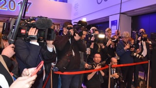 E lura sa drivan las portas ed ils stars straglischan èn la glisch dals apparats da fotografar e da las cameras da film. E lura sa drivan las portas ed ils stars straglischan èn la glisch dals apparats da fotografar e da las cameras da film.