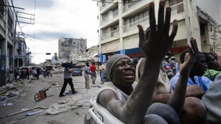 Las ruinas suenter il terratrembel a Haiti.