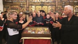 Alma Aganspahic e Fortunat Frölich, ils dirigents dal chor Pontanima e dal choR inteR kultuR.
