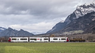 Il tren Allegra da la RhB cun il logo da la ABB sin ils vaguns.
