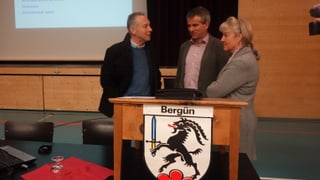 Il mastral da Filisur Felix Schutz (sanestra), Peter Nicolay da Bravuogn e la scheffa da finanzas Barbara Janom Steiner. Il mastral da Filisur Felix Schutz (sanestra), Peter Nicolay da Bravuogn e la scheffa da finanzas Barbara Janom Steiner.