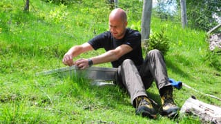 Tobia emprova d’avrir ina chascha cun provas da sems da lareschs e schembers en Val Trupchun.
