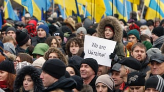 Ucranais che commemoreschan ed in buob che tegna si in placat cun «Nus essan Ucraina».