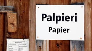 paraid da laina cun in scrit «palpieri - Papier»