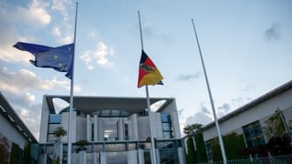 En memoria al chancelier da l'unitad: Las bandieras avant l'uffizi da chancelier a Berlin èn a mesa asta.