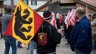 Votants e votantas cun bandieras dals chantuns Berna e Giura.