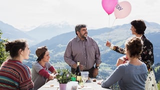 5 persunas sin in maletg ch'èn en la natira